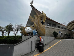 Klookの「サヌール～レンボンガン島スピードボート＋ホテル送迎付き」を予約してます。事前に９：４５～１０：００の間でお迎えが来る連絡があり、当日もWhatsAppで連絡があって安心です。
予定通り９：５０分ごろお迎えのマイクロバスが到着。
klookのこのサービスはボート会社（Rocky）が提供しているらしく、マイクロバスもボート会社の物で、まずはサヌール港近くのボート会社の事務所でチェックイン手続きをしてから港まで連れて行ってくれます