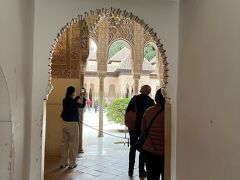 一つのハイライト　アラヤネスの中庭に　入ります！