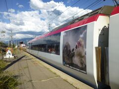 小布施駅　14：50着

もくもくの雲の下、車両に温泉に浸かるおサルさんたちが
長野の山中にある地獄谷野猿公苑（湯田中駅からバスで15分、そこから歩いて35分）の温泉に、野生の猿が冬になると温泉に浸かる様子が見られる、らしい
それでスノーモンキーなんだね～
