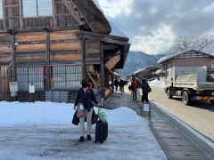 １時間半ほどで白川郷に到着しましたが、ここで想定外のハプニング

白川郷バスターミナルにはコインロッカーがあって、万が一、全部塞がっていたとしても近くの建物で荷物を預かってくれることを確認しておいたので楽観していましたが、なんと！近くの建物の預かり所も既にいっぱいとのことで、どこにも荷物を預けられなくなってしまったのです（泣）

仕方ないのでキャリーケースをゴロゴロ引っ張って歩くことになってしまいました

道路は雪かきされていたのがせめてもの救いでしたが、この日は太陽の日差しがたっぷりで、暖かくてとてもダウンなんて着ていられないくらい