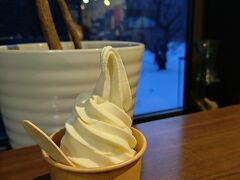 西興部村のソフトクリーム 
やっぱり北海道で食べるソフトクリームは格別に美味しい！雪を眺めながら食べるのも贅沢です(*^^*)
