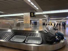 
ブリュッセル空港に着陸しました。15時45分。予定より早い到着です。
入国審査は簡単に済みました。列は短く、質問はありません。
小さな空港なので、動きが早いです。荷物もすぐに出てきました。

