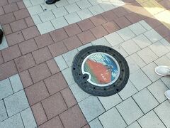 歩道のマンホールに北斎の浮世絵