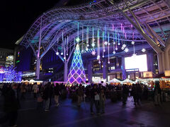 このホテルから、歩いて4～5分位で、JR博多駅に着きます。
ちょうどイルミネーションをやっていて、とても賑わっていました。
