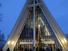 すごくきれいな教会です。
教会内に入るのに入場料がかかるので、外からの見学のみで終了。
風が強く、かなり寒いので市内に戻りましょう。
Svipperで購入した1回チケットは90分乗り放題なので、バスで市内に戻ります。