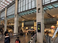 

北駅からRERのB線に乗ります。エレベーターやエスカレーターがあるので、スーツケースを持っていても移動が楽でした。

