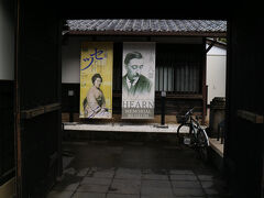 逆打ちですが記念館です。

日本での伴侶、セツさんの特別展やってます。
ばけばけのプレゼン？

タマタマ島根の学校で英語教師をすることになったハーンは、女中としてお世話をすることになった武士娘セツさんと恋に落ち、やがて帰化して小泉八雲となりました。
セツさんは怪談話の執筆活動を積極的に協力し、三男一女をもうけました。

申し訳ないけど現行朝ドラお○○びは視てなくて、ばけばけにはチョッと期待しています。


