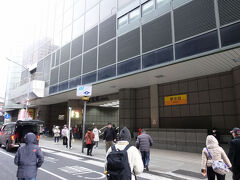 　桃園から乗った空港バスを、景安駅前で降りました。捷運（MRT）の中和新蘆線と、環状線の接続駅です。
　安坑軽軌の始発駅・十四張に向かうため、まずは黄色いラインカラーの環状線に乗ります。
