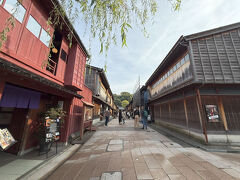 これぞ、ひがし茶屋街の風情ある光景で、紅殻格子の町家が建ち並ぶ光景は別世界ですねー。