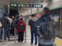 　華強路駅に到着。みなさんエスカレーターを2列で利用していて素晴らしいね。