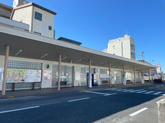 空港から来るバスはターミナルに到着します。