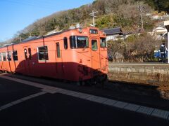 岡山駅から、JR桃太郎線（吉備線）に乗車。
赤い車両の電車でした。
車内アナウンスの後、もーも太郎さん♪シャラララーン♪という音楽が流れました。
