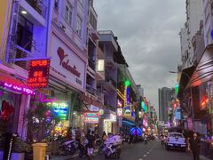 夜の街、ブイビエン通り。
とはいえまだ５時半くらいなんで、それっぽい店とかはまだまだって感じだし、綺麗なお姉さんとかも見当たらない。
通りに面した席で飲んでいるお客さんは大体白人観光客かな。
暗くなるの早いからやたらとカラフルな電飾が。
