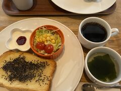 空港バスでＪＲ高知駅へ。駅のカフェでモーニングをいただきます。はちみつゴマトーストセット700円！