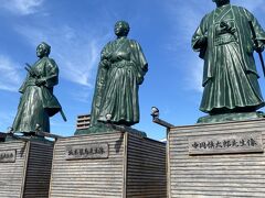 坂本龍馬先生に挨拶をします。