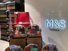 Ｍ＆Ｓでお買い物。

これはシンガポールM＆Sバージョンのクリスマスハンパーかな？
