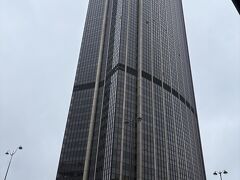 
あれこれと時間をとられ、気づけばもう１時半。お腹が空きました。
ホテルの目の前にバス58のバス停があります。これに乗ってモンパルナス駅周辺に行ってみることにしました。

モンパルナスには，行ってみたいレストランがありました。でもドアに「休業中」の貼り紙。お正月休みのようです。
もう一軒訪ねても、同じようにお休みでした。クリスマスが済んだ今、休みを取っているようです。

シーズンオフに旅すると、こういうことが起こるわけです。お腹が空いたのも手伝って、やるせない気持ちになりました。お正月でなく、違う時期にすればよかった…

それを今言っても何もなりません。わかってはいるのです。

