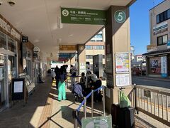これから乗る「平湯・新穂高」行きのバスは路線バスなので予約ができません

10:40発のバスに乗るために濃飛バスセンターには10時ごろ着いたら一番のりでした！

しかし、この後、列はどんどん伸びて乗れない人も出たのではないかな

次のバスは１時間後です