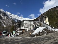 高山から約２時間で終点の新穂高温泉駅（新穂高ロープウェイ乗り場）に到着しました

