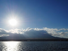 実家を後にして、山中湖を目指しました。

途中、ほうとうでも食べる？？？と「ほうとう 小作」へ。14時過ぎだったので、そろそろランチの混雑が解消しつつあるのでは？？と思いつつ。車場には入れたけど、誘導員のおじさまに「今からだと、とぅーあわー待つよ？」って言われてww うそーん。退散しました（笑）そんなお腹空いてなかったからね！！！！！(TдT)

長池親水公園に到着するも、富士山見えーず( ；∀；) 
冬って見えていることが多いのになぁ…