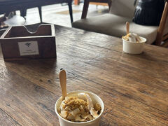 腹パンでもココナッツアイスは別腹。
2日ぶり2回目のTukies

おとといのココナッツ半割りverもいいけど、私、このカップ入りのほうが好きかも。
ココナッツの果肉も上に乗っけてくれてるし。

しかしパパイヤジュースを砂糖抜きにした意味とは？ｗ