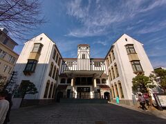 なぜ早稲田にやって来たのか、お目当てはこちら。
演劇博物館。母の希望で訪れました。

イギリスの「フォーチュン座」という劇場を模して建てられたそうで、たしかにWikipediaに載ってる再現図を見ると、そっくりな外観。
なんと昭和３年に設立。