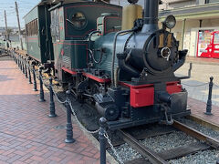 道後温泉駅前には「坊ちゃん列車」が止まっています。