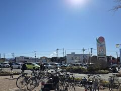 三島駅からバスで「サントムーン」というショッピングセンターまで移動。

HPでは土日は無料送迎バスが出ていると書いてあったのですが、見つけられなかったです・・・。

郊外型のショッピングセンターですっごく大きいです。