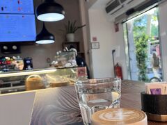 ソフィア王妃芸術センターの前に、散歩しながらマヨール広場前のカフェでモーニング。

メニューは意識高い系のお店笑
アボガドトースト、カプチーノで€10程度。（€7.95+2.5）