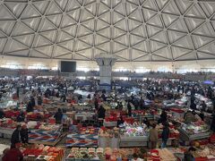 中に入るとひろーーいバザールが！