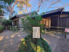 萩にある松下村塾の復元、というか模造だそうです。模造って、、苦笑
