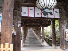 重厚な「仁王門」をくぐると、「登廊」は百八間、三九九段、上中下の三廊に分かれています。この「登廊」は規模といい、造りといい、丁寧で実に美しい。