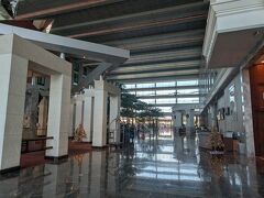 到着～。
ちなみに空港から15分間隔で無料シャトルバスが運行されているとのことだったんだけど、20分以上待っても来なかったので、諦めて歩いて来た訳です。
始めから歩けば良かった★