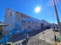 魚市場の食堂でマグロを食べることです！