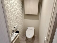 【物件内覧、紀行】

特に「（不動産）業界」がそうなのか...それとも「日本自体」が全体で（世間で言われている通り）ネット社会の浸透が極端に遅れているのか...

兎も角、電話でのやり取りが多いだけでも、非常に前時代的と感じてしまう日本であった...


写真：最近のトイレは、ウォシュレットが標準装備なのかぁ...トイレに手を洗う場所もあるのかぁぁ...ホテルのトイレっぽい...良いなぁ...ここ...