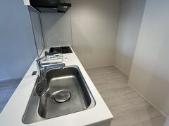 【物件内覧、紀行】

やはり、お願いしたのとは異なる物件、違う部屋を紹介してくるケースが多々あった...


写真：（前から続く...）
『実は隣の建物が...暴X団（YA-xx-ZA）事務所（今風にいうと「反社組織の事務所」）...ﾅﾝﾃﾞｽ...』...「ほらほら、あそこの真っ黒の大きな高級車やボックスカーが何台もあるでしょ...」「ほらほら、ガラの悪いおにーさん達があそこに２人いるでしょ...」って...

『はぁぁぁ～～～!!?、無理!!無理!!....絶対に無理～!!そんなところ...」