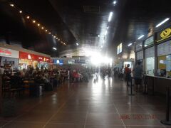 　今日は日曜です。長距離バスターミナルへ市内バスで行こうとしたら今日はお休みでした。ウーバーを呼んで宿のミランテホテルから3kmほど移動します。