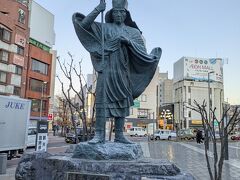 駅前には「播隆上人」像
槍ヶ岳開山の祖。江戸時代に幾多の困難を乗り越え槍ヶ岳山頂を極めた念仏行者。
山頂に祠を造り後に来る人のために鎖などを整備したそう。
岳都松本の礎を築いた方。アルプスに向かって立っておられます。