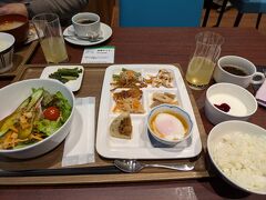 そして・・おはようございます！
松本の朝です。

ホテルの朝食は１階のレストランで朝６：３０スタート。
ビュッフェスタイルです。

山賊焼やおやきなどのご当地メニューやだし茶漬なども作れたり楽しい。
フルーツやヨーグルトもあります。
びびママセレクト。
野沢菜漬けが美味しいよ～。