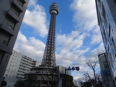 駅のすぐ近くの"横浜マリンタワー"！
横浜港開港100周年を記念して、
山下公園のそばに建てられたんだヨ。