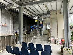 電車の乗り換え地点に到着しホームで乗り換えの電車を待とうとしたのですが、こちらの駅は狭いから電車が来るまでホームから追い出されました。