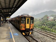 しばし駅で待機して電車が来たので、十分駅まで向かうのですが、ちょっと雨と風が強いなぁ。