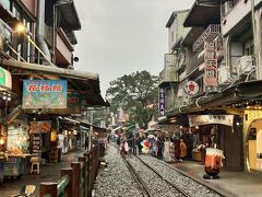 駅を出るとちょうど雨が止んだので、急いで十分大瀑布へ向かいます。