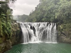 小雨が降る中、坂道を登ったり降ったりしてやっと到着。
おぉー、なかなか迫力がありますなぁ。