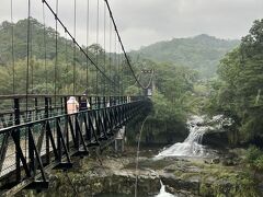 あっち見えるはまた違う滝か。
天気が良かったらもっと綺麗だったのに残念や。