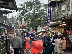 十分老街では雨や風が吹く中、ランタンを飛ばす人が結構おりました。
おいらは___このランタンって結構お高いのでもちろんやりませんでしたけどね。