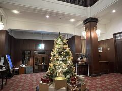 ロビーにはクリスマスツリーが飾られ、華やか。