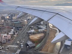 福岡空港への到着前。こちらは市内へのアクセスが良いですね。