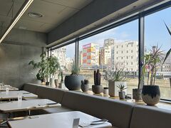 遅い朝食を食べに来ました。川沿いで明るい店内