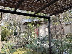 お店の外には大勢の方が梅ヶ枝餅を求めて並んでいらっしゃいますが、店内は外の喧騒が嘘のように静かです。店員さんも優しい(^^)
